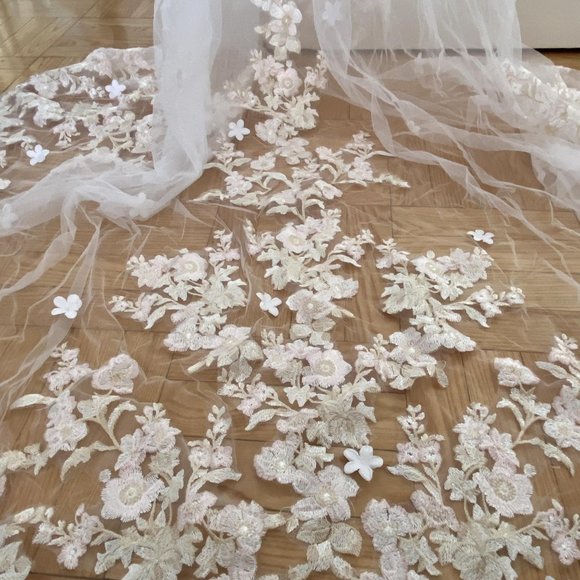 Floral wedding veil main image 6